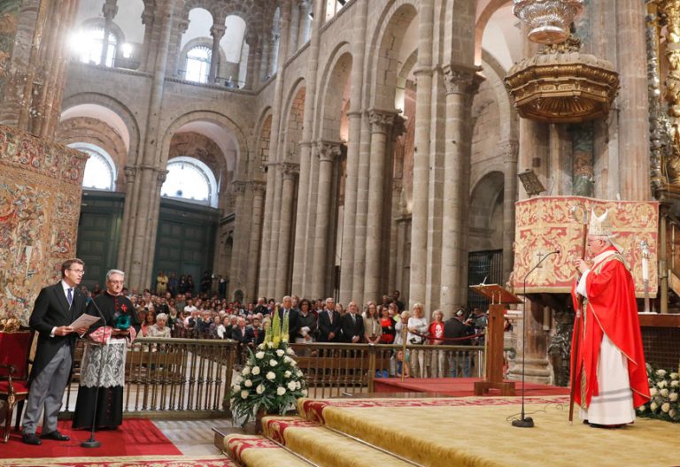 Julián Barrio arzobispo Santiago de Compostela Ofrenda al Apóstol Santiago en la catedral patrón España Alberto Núñez Feijóo