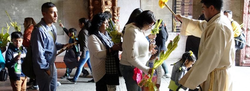 comunidad de católicos en Bolivia recibiendo bendición ramos
