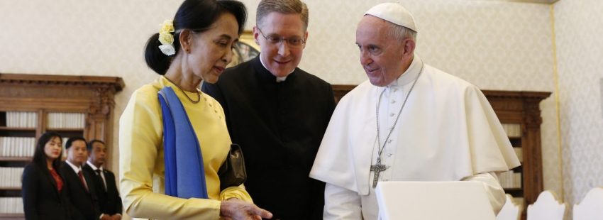 El Papa Francisco, con la premio Nobel de la Paz de Birmania (Myanmar), Aung San Suu Kyi/CNS