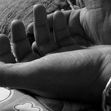 manos de mujer con cadenas trata de personas