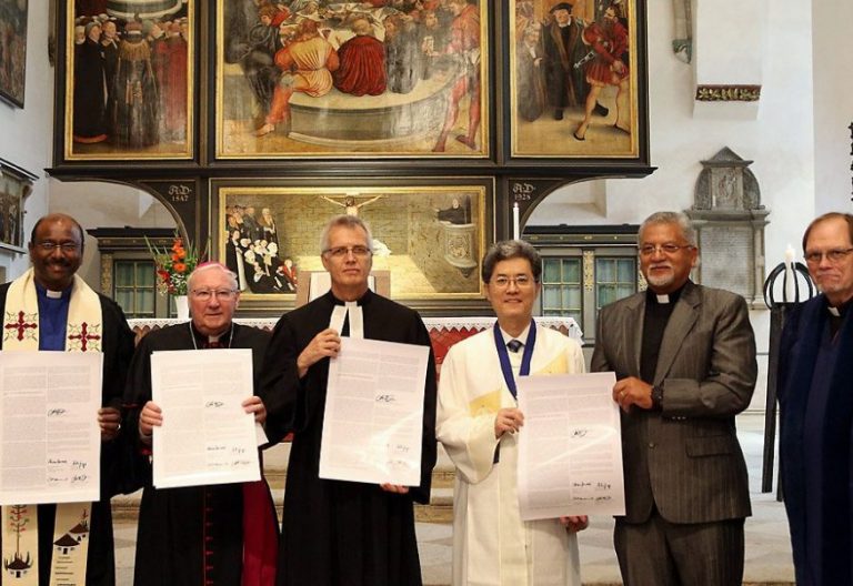 Representantes de las diferentes confesiones cristianas, en la firma de adhesión de los calvinistas a la Doctrina de la Justificación el 5 de julio de 2017
