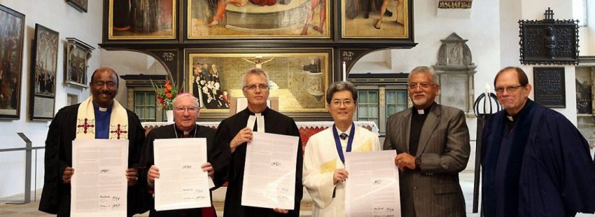 Representantes de las diferentes confesiones cristianas, en la firma de adhesión de los calvinistas a la Doctrina de la Justificación el 5 de julio de 2017