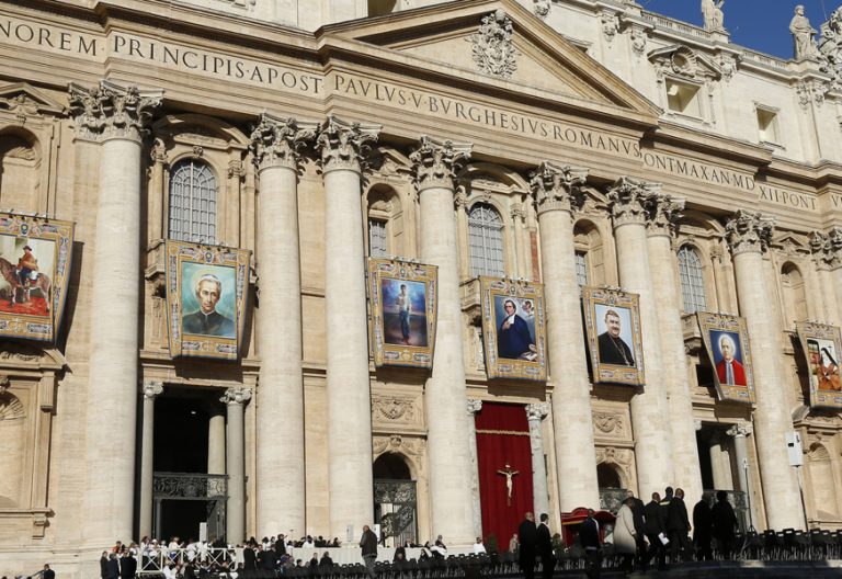 fachada de la basílica de San Pedro del Vaticano durante una canonización