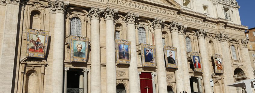fachada de la basílica de San Pedro del Vaticano durante una canonización