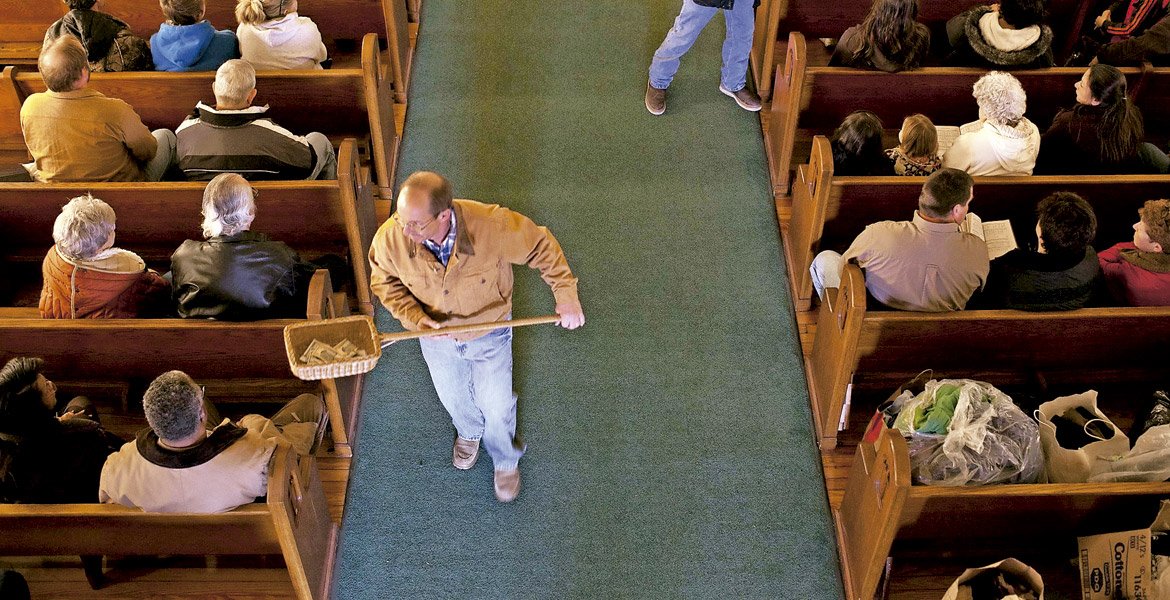 un hombre pasando el cepillo en una parroquia dinero iglesia