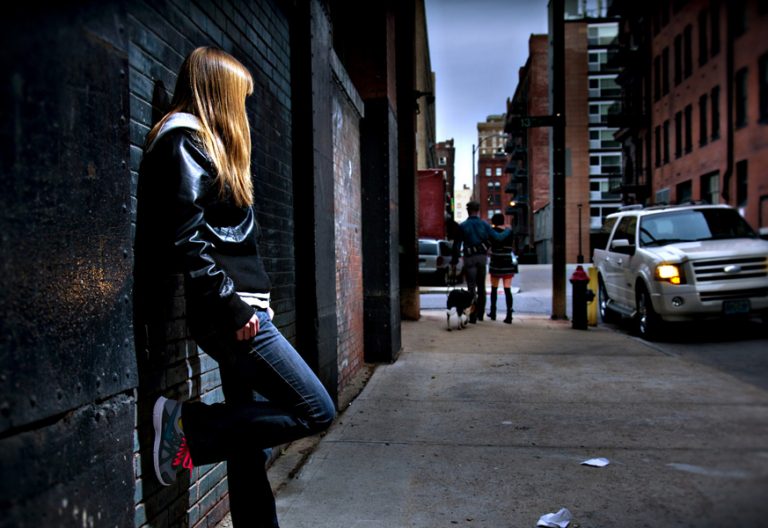 chica joven observa pareja prostituta trata de personas tráfico humano