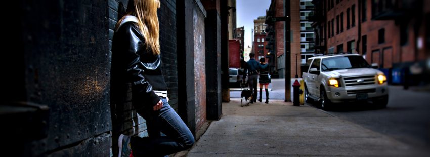chica joven observa pareja prostituta trata de personas tráfico humano