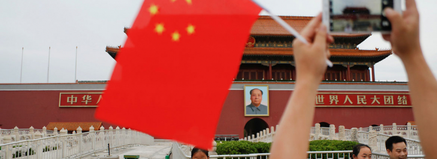 Un grupo de personas se fotografía frente a la puerta de Tiananmen en Pekín 2017