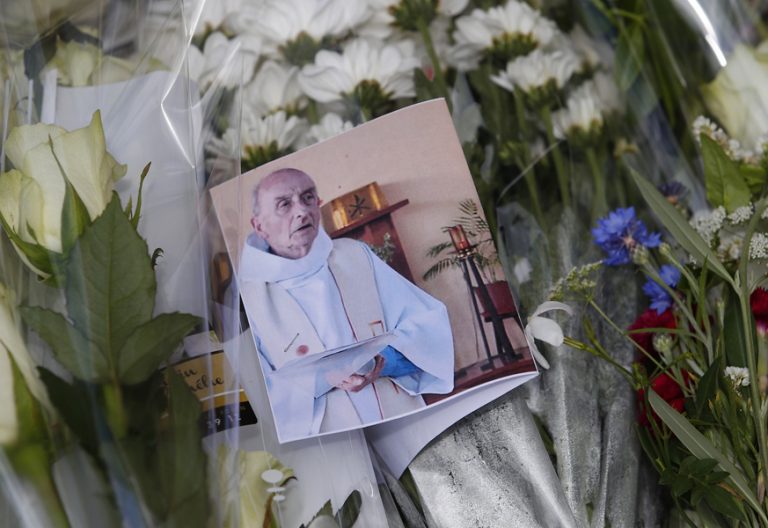 foto del sacerdote Jacques Hamel asesinado por el Estado Islámico julio 2016 memorial en Saint-Etienne-du-Rouvray