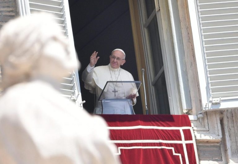 El Papa Francisco, durante el rezo del Ángelus el 23 de julio de 2017/EFE