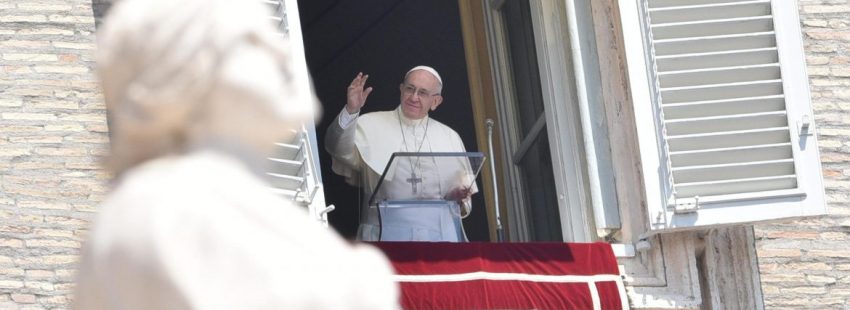 El Papa Francisco, durante el rezo del Ángelus el 23 de julio de 2017/EFE