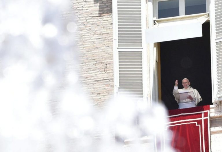 El Papa Francisco, durante el rezo del Ángelus del 9 de julio de 2017/EFE
