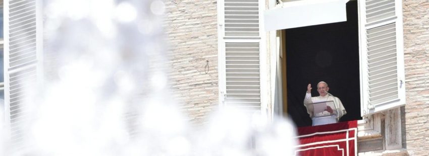 El Papa Francisco, durante el rezo del Ángelus del 9 de julio de 2017/EFE