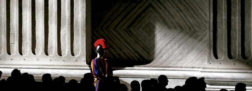 guardia suizo en la Basílica de San Pedro Vaticano a oscuras en una misa