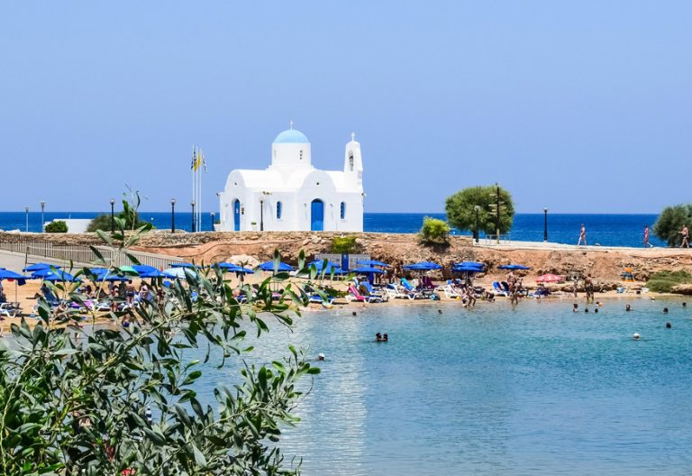 iglesia blanca en la playa en verano turismo turistas vacaciones