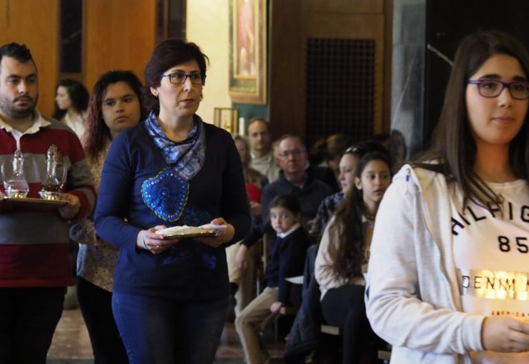 Laicos llevan las ofrendas en la Jornada de las Familias 2017 de Valladolid/IGLESIA EN VALLADOLID