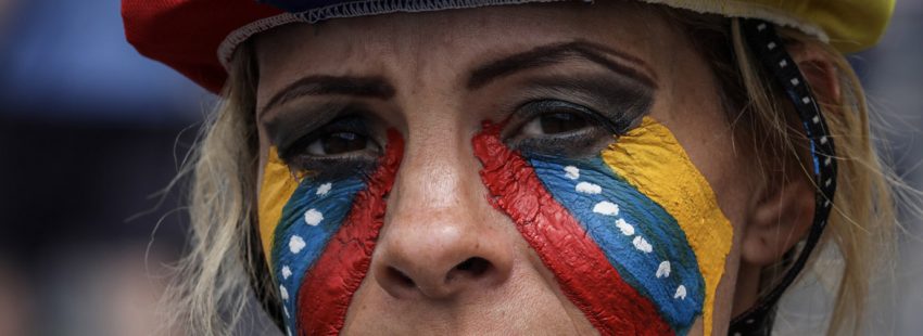 mujer maquillada bandera de Venezuela con lágrimas durante una protesta contra Gobierno de Nicolás Maduro