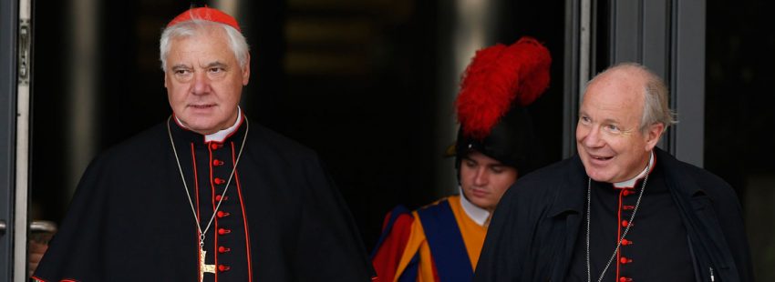 El cardenal Müller y el cardenal Schönborn a la salida de una sesión del Sínodo de la Familia 2014