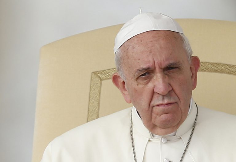 papa Francisco muy serio