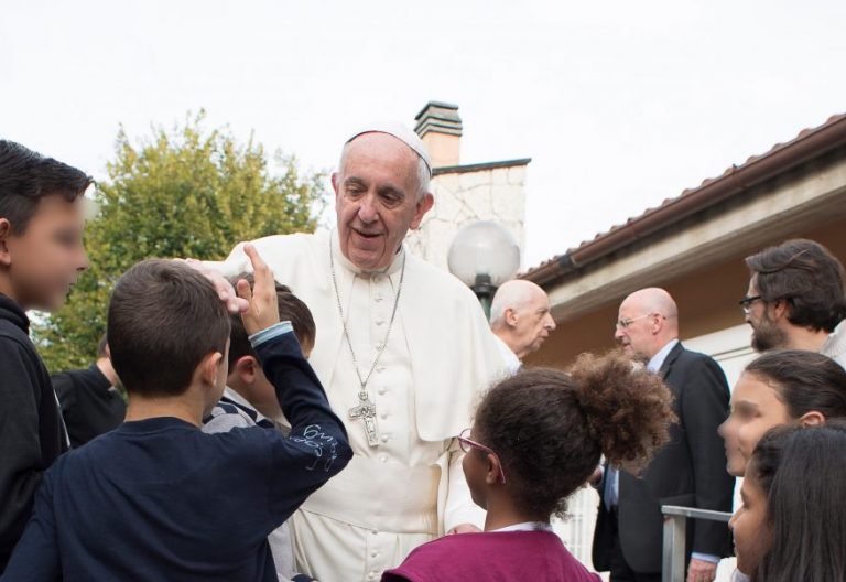 El Papa Francisco visita un hogar infantil durante un viernes de la misericordia en 2016/CNS