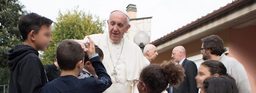 El Papa Francisco visita un hogar infantil durante un viernes de la misericordia en 2016/CNS