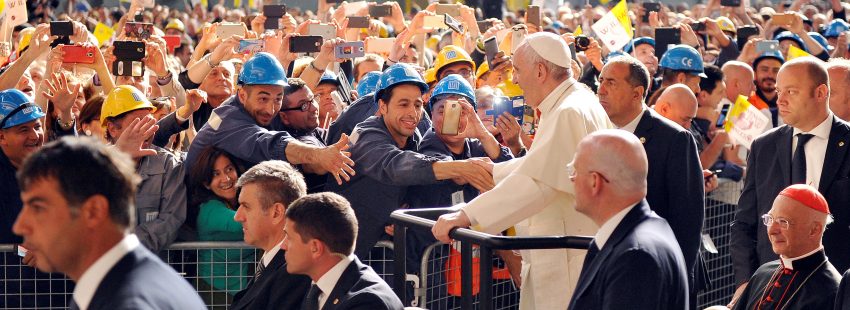 El Papa Francisco, con un grupo de obreros, durante su viaje a Génova en mayo de 2017/CNS