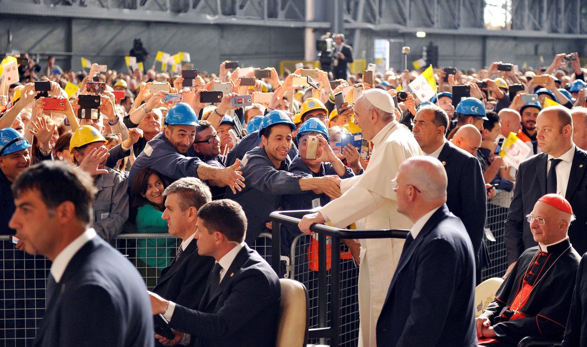 El Papa Francisco, con un grupo de obreros, durante su viaje a Génova en mayo de 2017/CNS