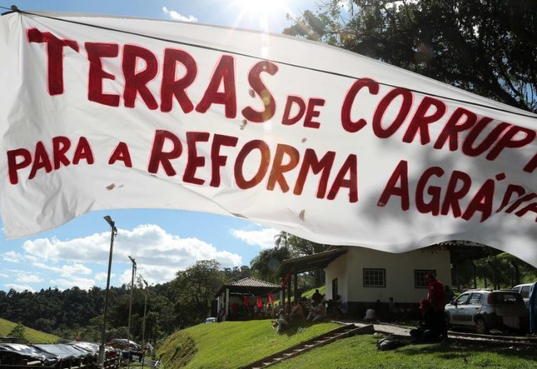 Miembros del Movimiento de los Sin Tierra (MST) de Brasil protestan por la corrupción en el