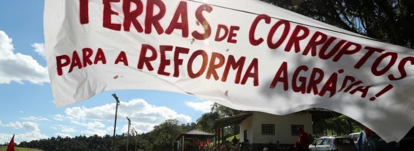 Miembros del Movimiento de los Sin Tierra (MST) de Brasil protestan por la corrupción en el