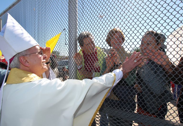 El obispo de El Paso logra suspender la deportación de una madre mexicana cuya hija tiene cáncer