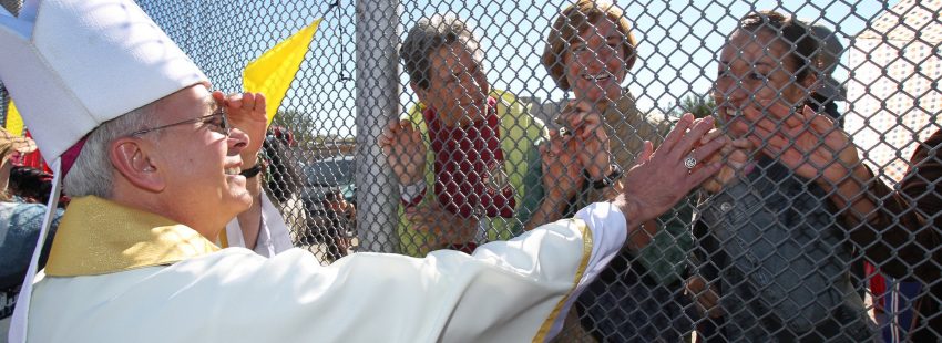 El obispo de El Paso logra suspender la deportación de una madre mexicana cuya hija tiene cáncer