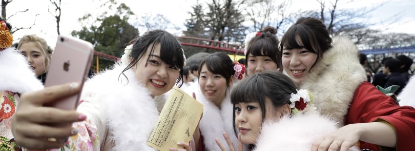 Jóvenes católicas asiáticas se hacen un selfie en el marco de la JMJ asiática archivo