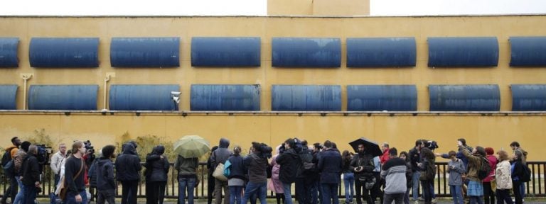 Decenas de periodistas a las puertas del Centro de Internamiento de Extranjeros (CIE) de Aluche/ EFE