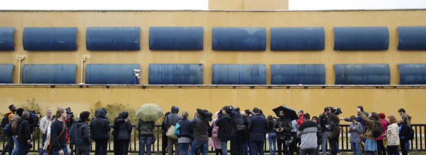 Decenas de periodistas a las puertas del Centro de Internamiento de Extranjeros (CIE) de Aluche/ EFE