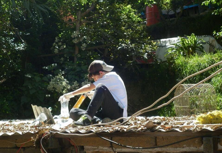 Con botellas y agua, llevan luz a comunidades marginadas de México y Centroamérica