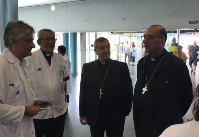 Juan José Omella y Sebastià Taltavull visitan a las víctimas del atentado de Barcelona en el Hospital del Mar