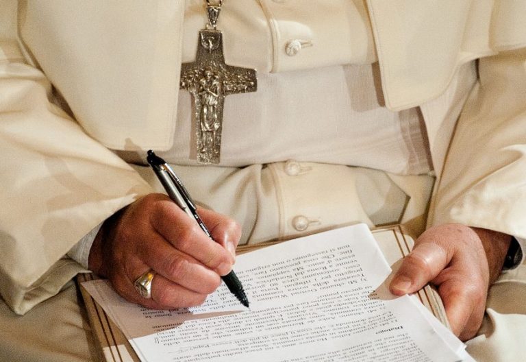 El Papa Francisco, escribiendo, en una imagen de archivo/CNS