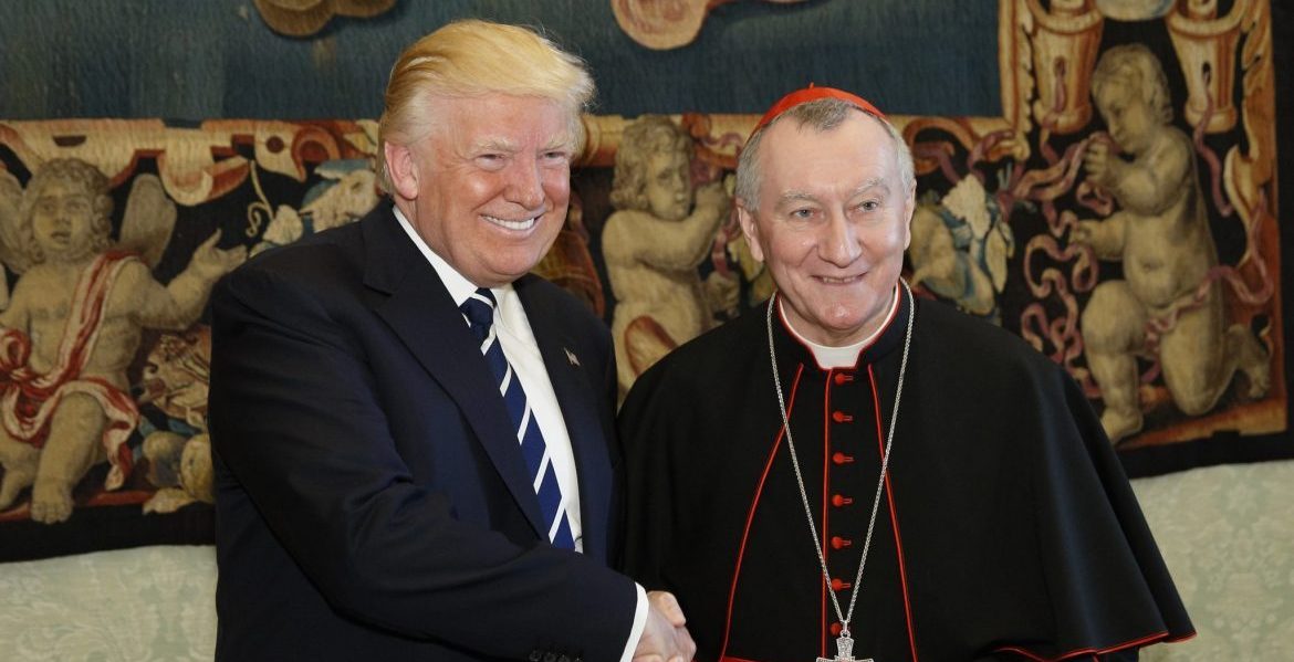 Pietro Parolin saluda a Donald Trump, a su llegada al Vaticano en mayo de 2017/CNS