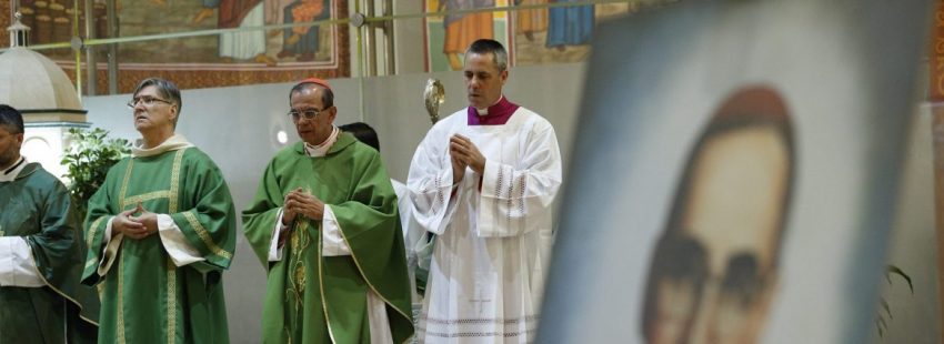 El cardenal Gregorio Rosa Chávez celebra la eucaristía ante el retrato de Óscar Romero/CNS