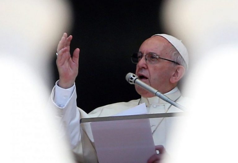 El Papa Francisco, durante el rezo del Ángelus en el día de la Asunción/CNS