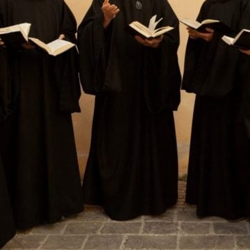 ¿Secuestrado el prior de un monasterio por otros monjes?