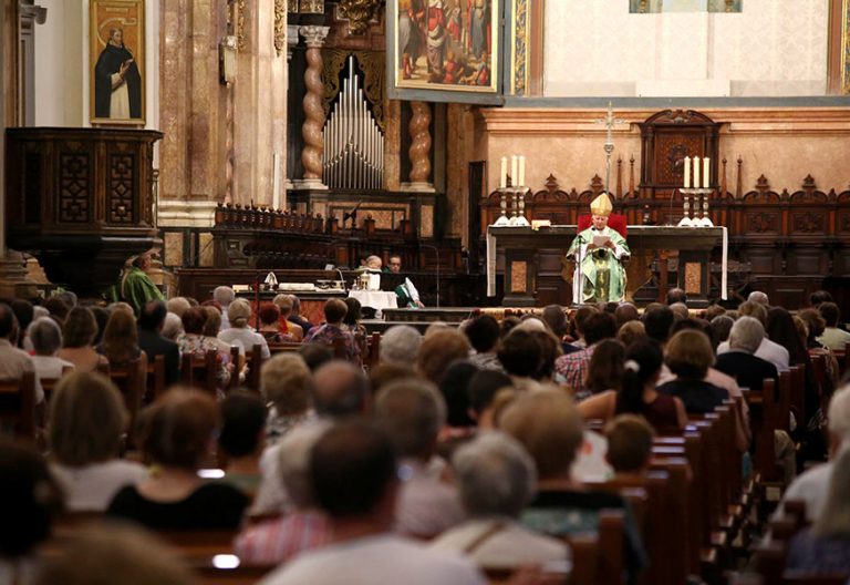El cardenal Antonio Cañizares, en el funeral en Valencia por las víctimas de los atentados de