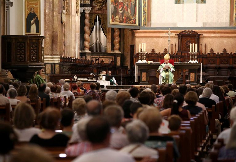 El cardenal Antonio Cañizares, en el funeral en Valencia por las víctimas de los atentados de Barcelona/AVAN