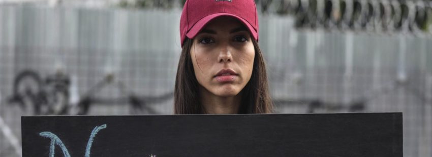 Una universitaria de Caracas protesta contra el régimen impuesto por Nicolás Maduro en Venezuela/