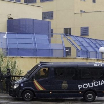 Efectivos de la Policía Nacional permanecen a las puertas del Centro de Internamiento de