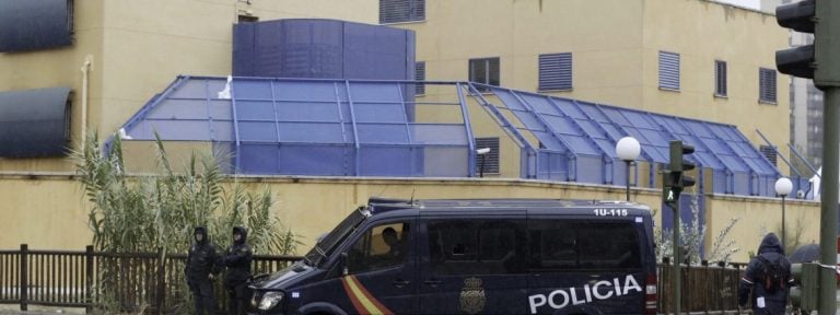 Efectivos de la Policía Nacional permanecen a las puertas del Centro de Internamiento de