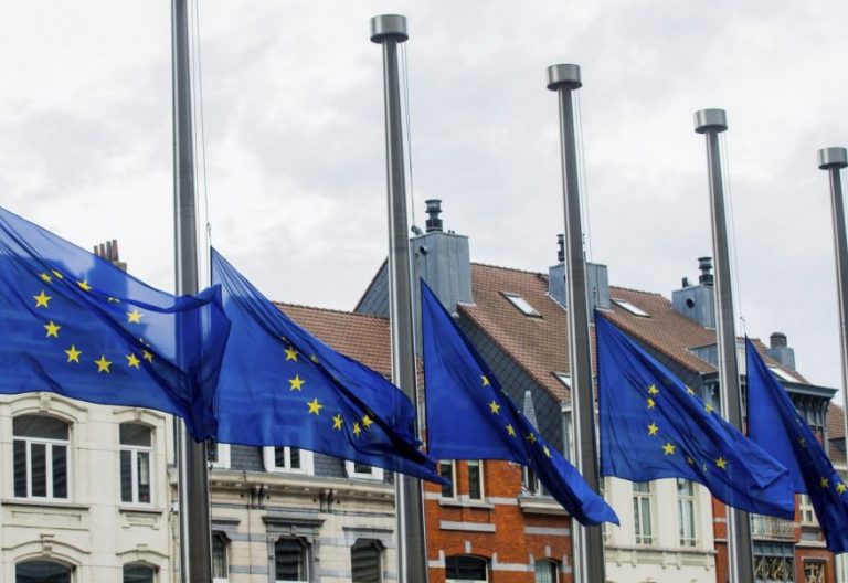 Banderas de la Unión Europea a media asta en Bruselas por los atentados de Barcelona/EFE