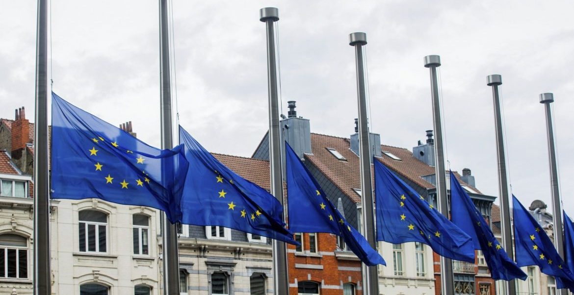 Banderas de la Unión Europea a media asta en Bruselas por los atentados de Barcelona/EFE