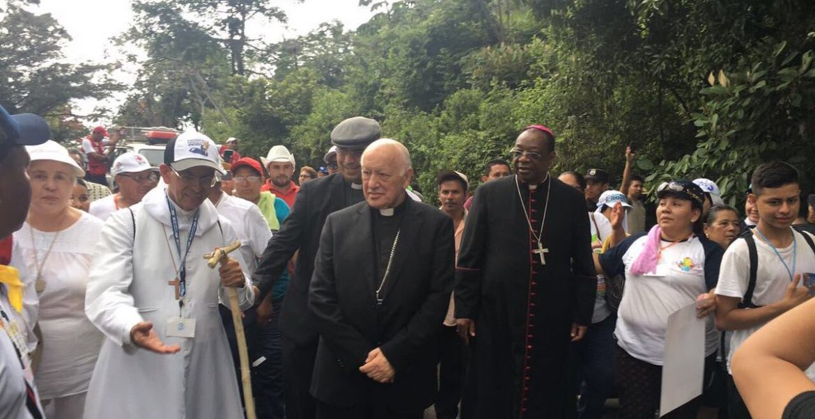 Los cardenales Rosa Chávez y Ezzati, junto al nuncio Kalenga, en la peregrinación del primer centenario del nacimiento de Óscar Romero/OFICINA CANONIZACIÓN ROMERO