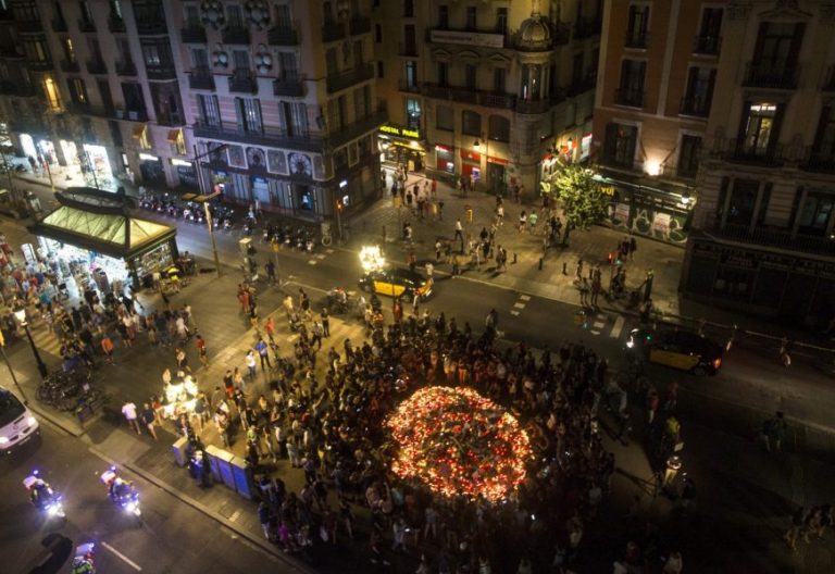 Flores y velas en Las Ramblas tras el atentado de Barcelona/EFE